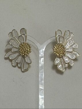 🧡Gold & White Daisy Flower Enameled Earrings🧡